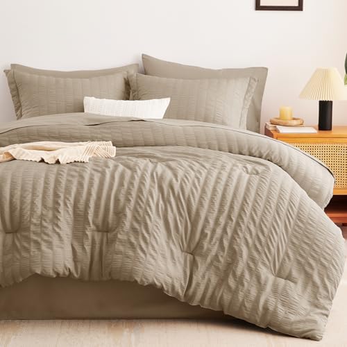 CozyLux 7-Piece Seersucker Bed in a Bag Set