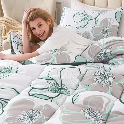 3 Piece Queen Comforter Set with Leaf Pattern 1