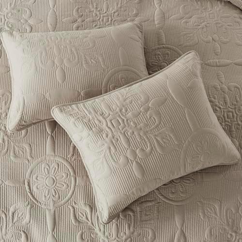 B2EVER Damask Quilt Cal King Set with 2 Pillow Shams