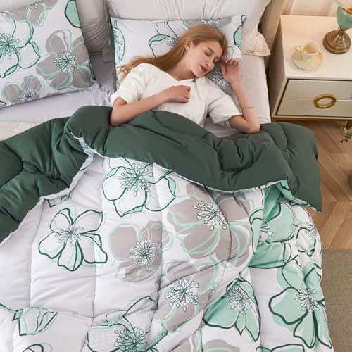 3 Piece Queen Comforter Set with Leaf Pattern 1