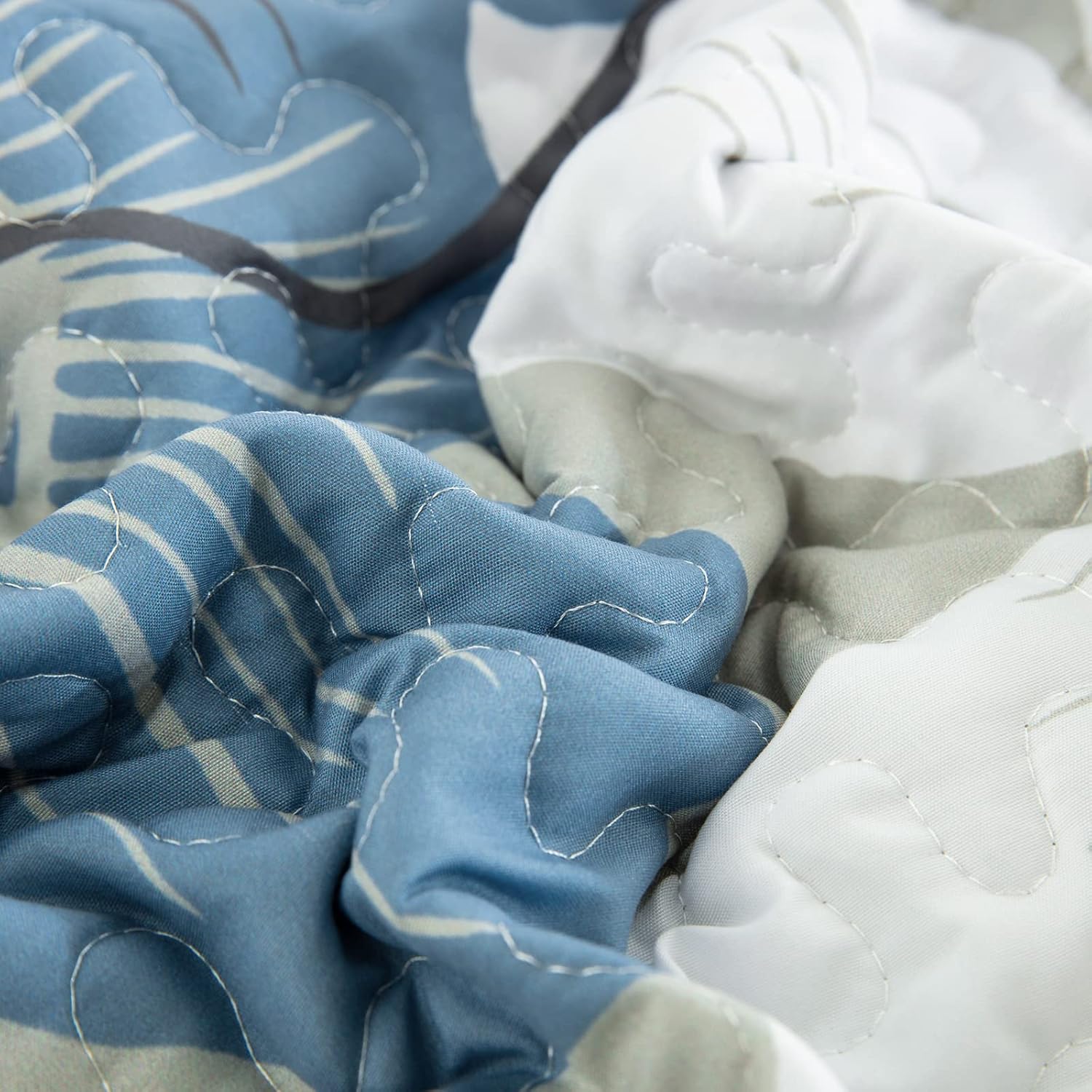 DJY 3 Piece King Quilt Set with Blue Floral Pattern