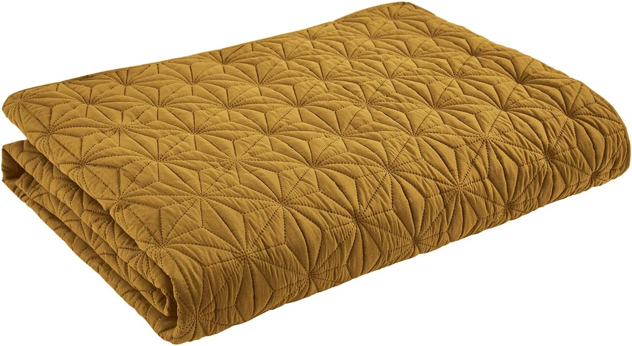 VCNY Home Kaleidoscope Pattern Quilt Set with Shams Gold