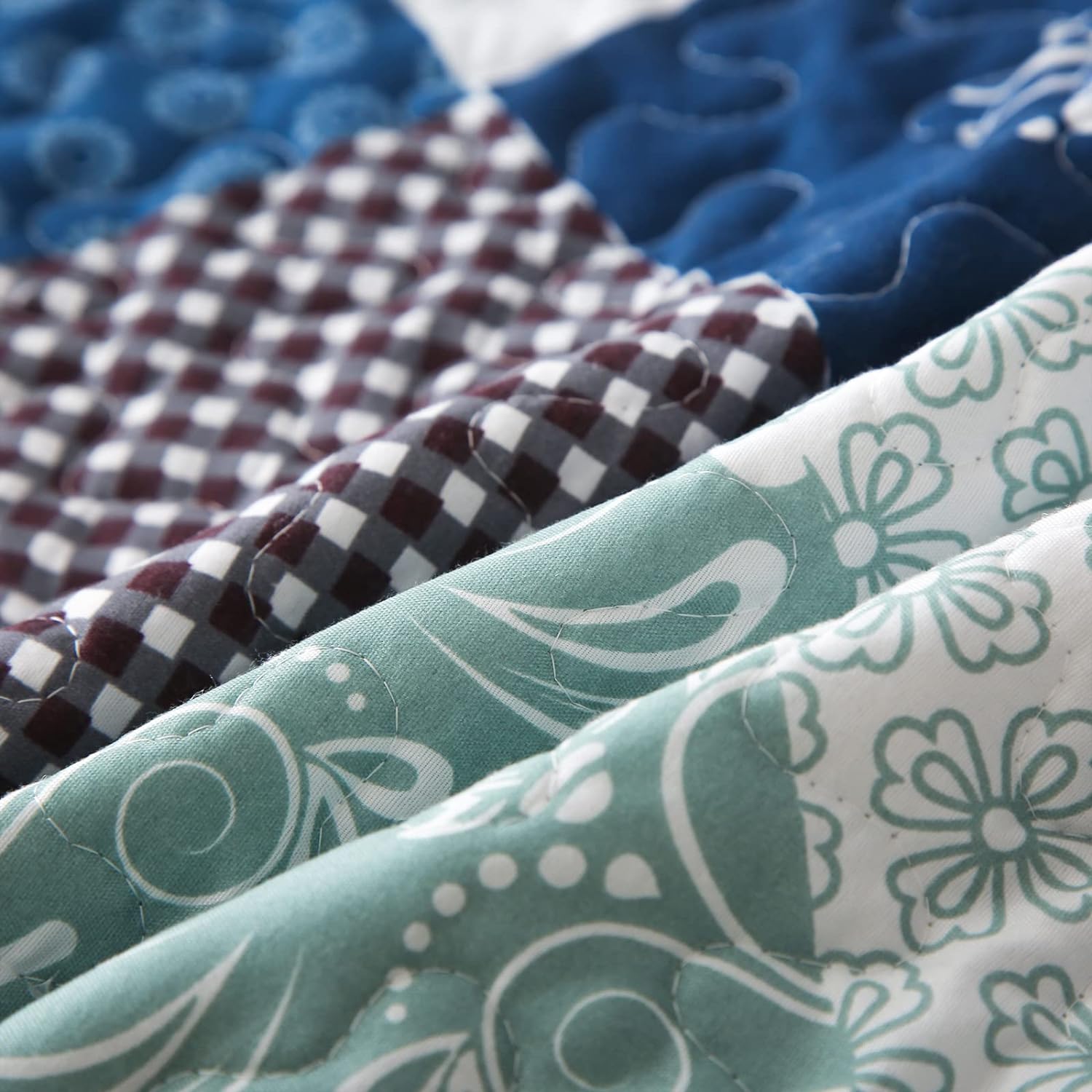 Dinjoy Reversible Patchwork Quilt Set King Size