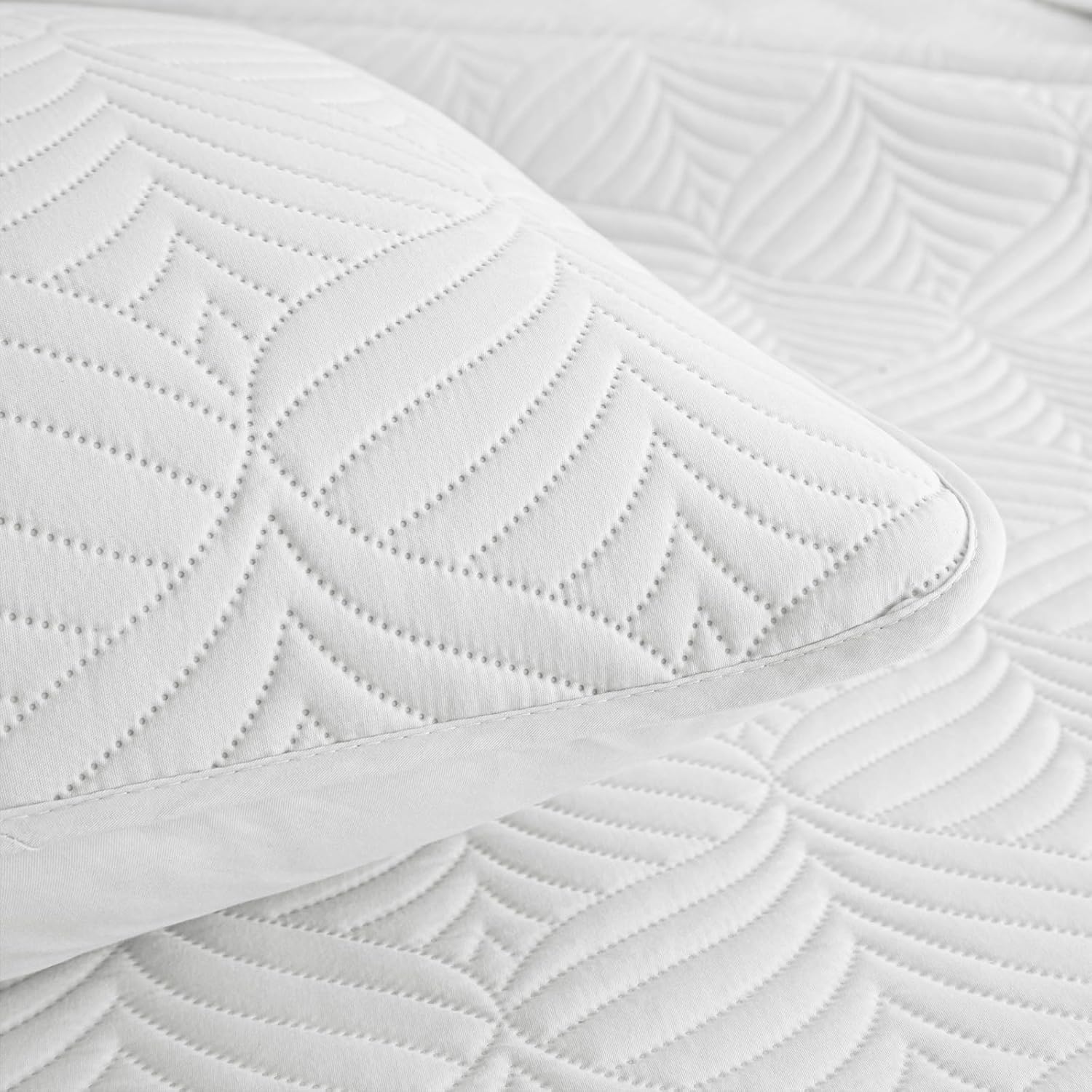 Whale Flotilla Modern Geometric Queen Quilt Set 3-Piece Extra Soft White Bedding