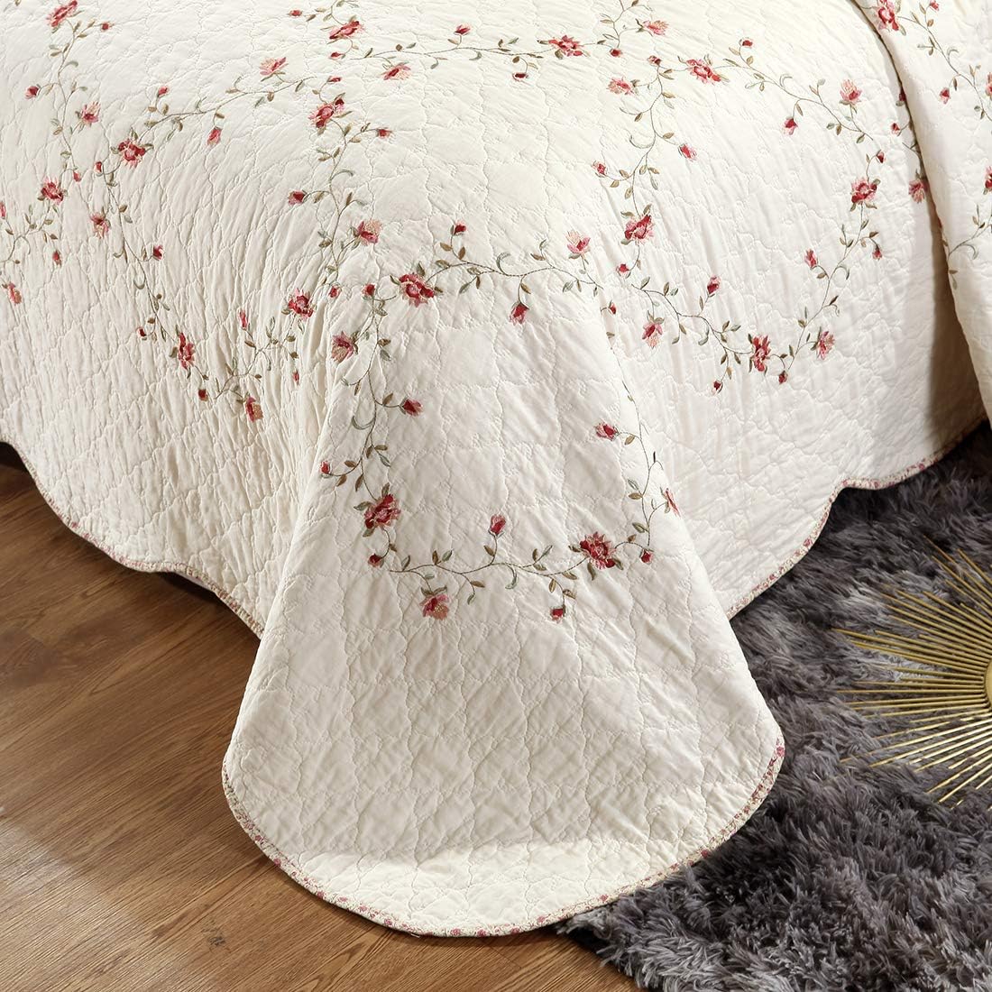 Vctops 3-Piece Floral Embroidered Quilt Set