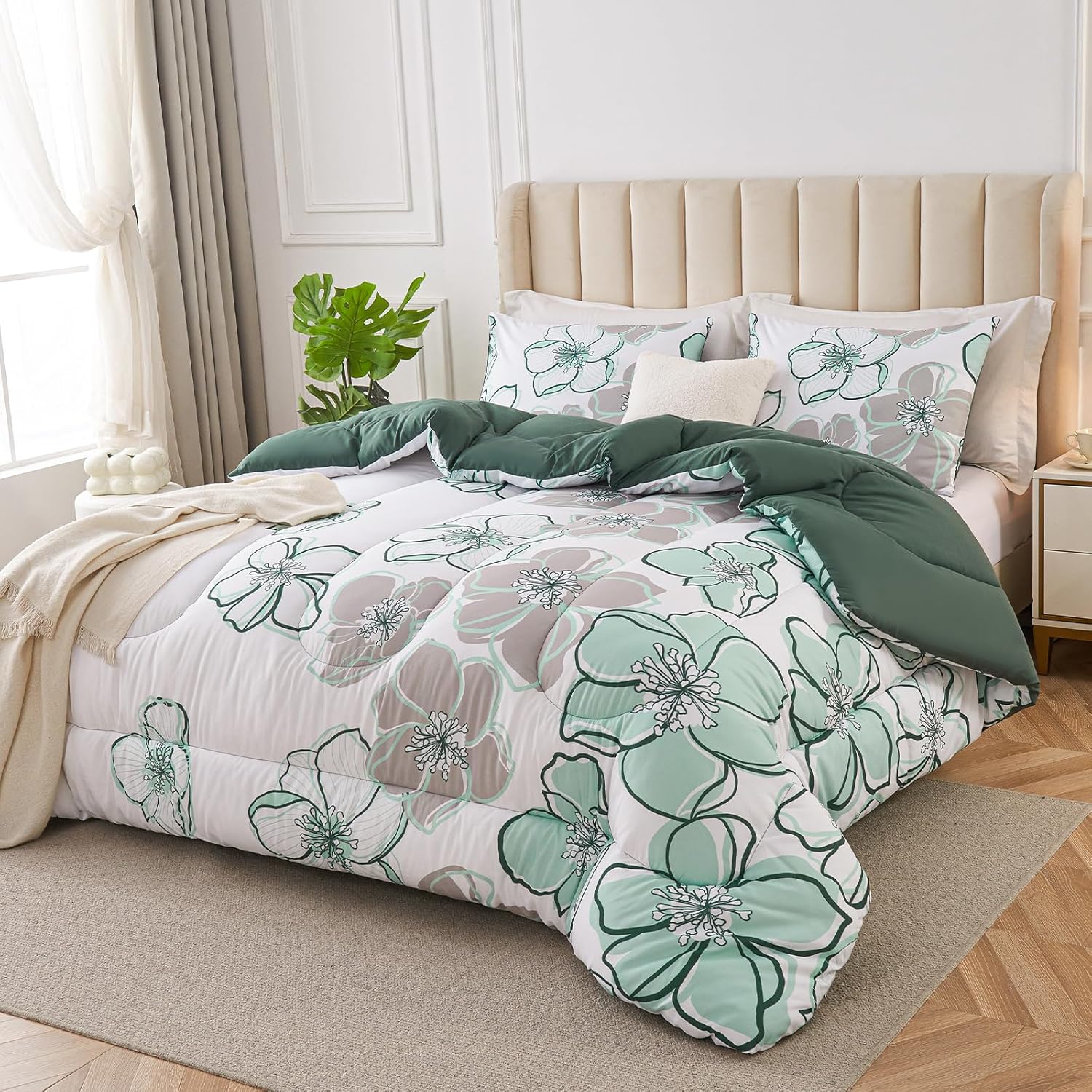 3 Piece Queen Comforter Set with Leaf Pattern 1