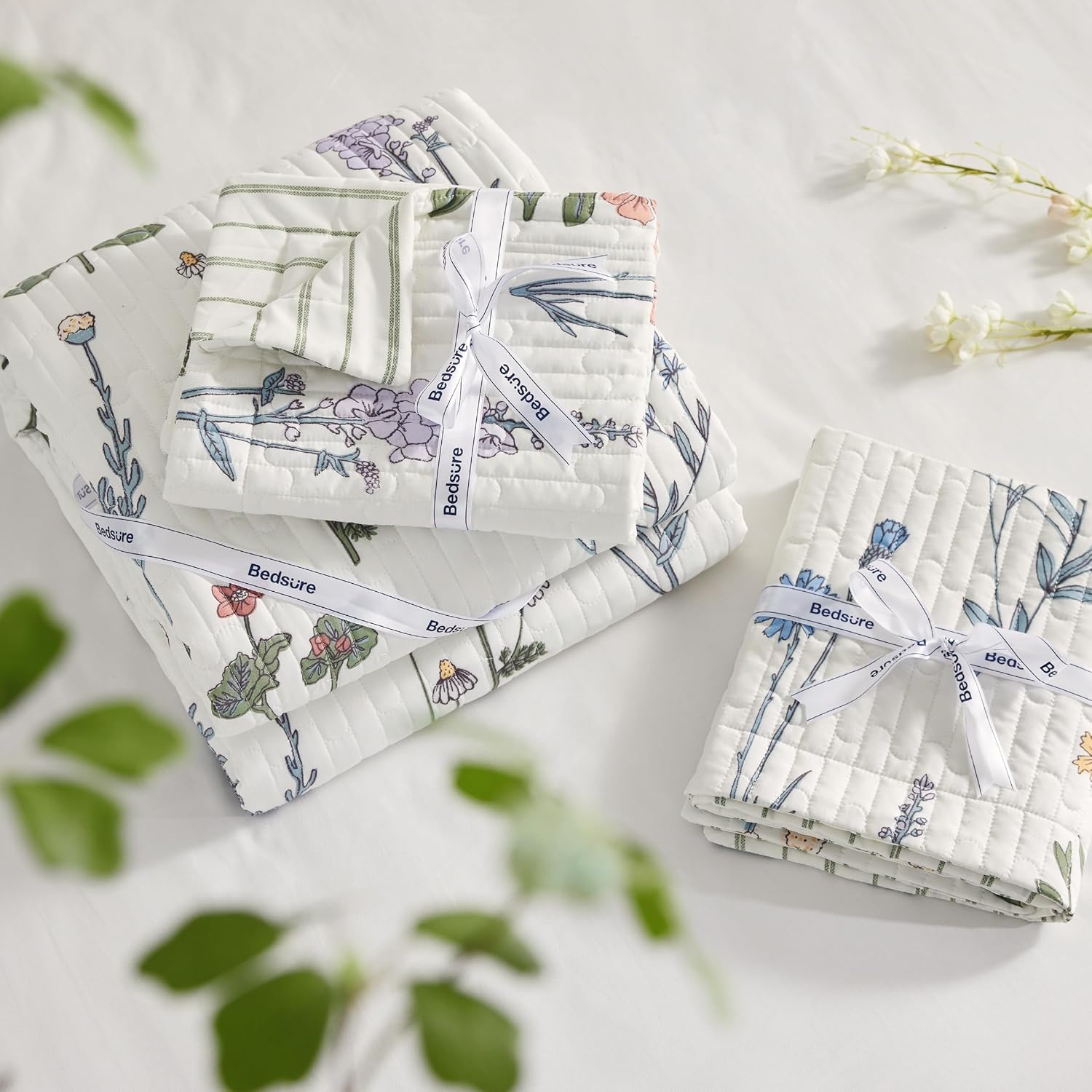 Bedsure Floral White Quilt Set Queen Size 3 Piece