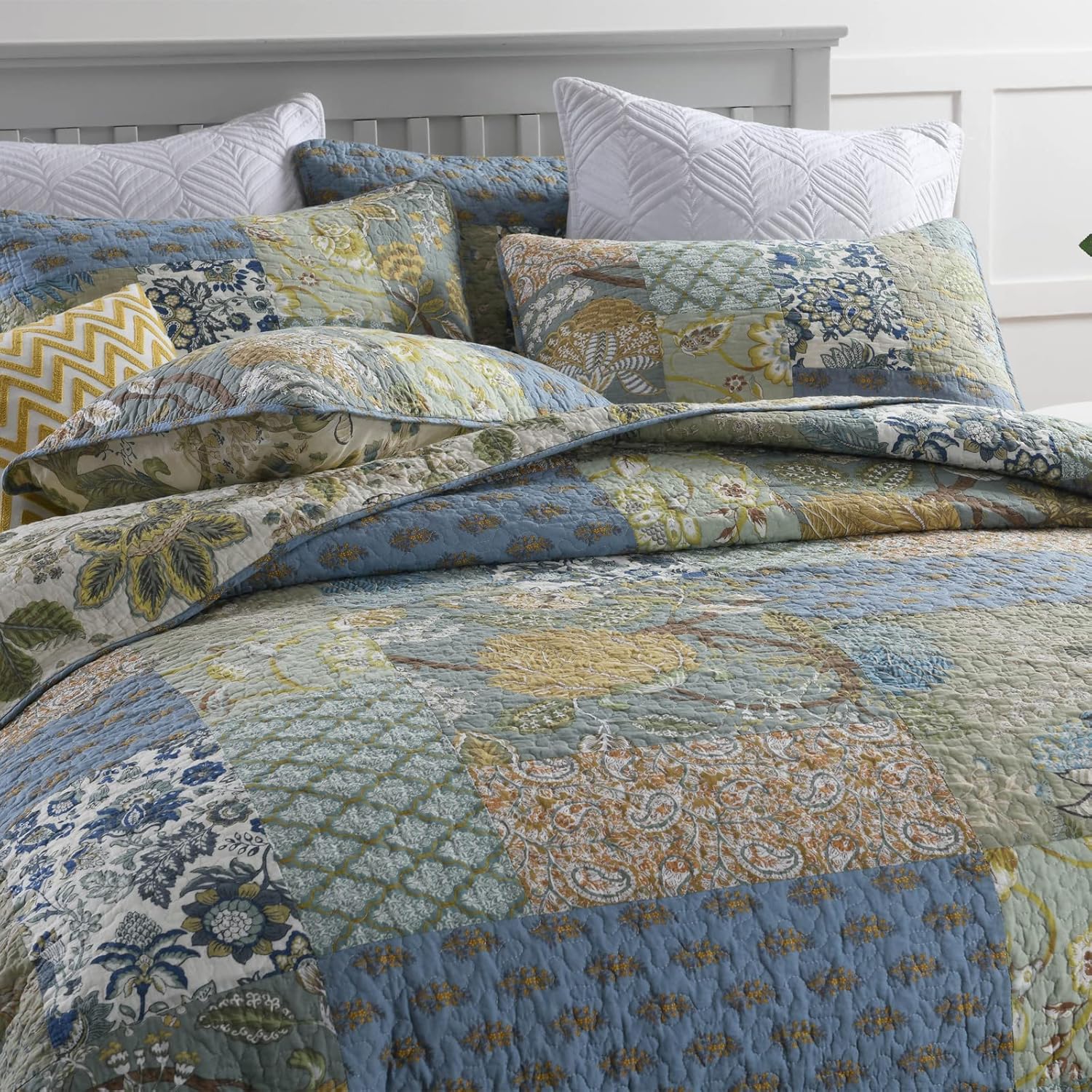 Yvooxny California King Quilt Set - Bohemian Patchwork Floral Reversible