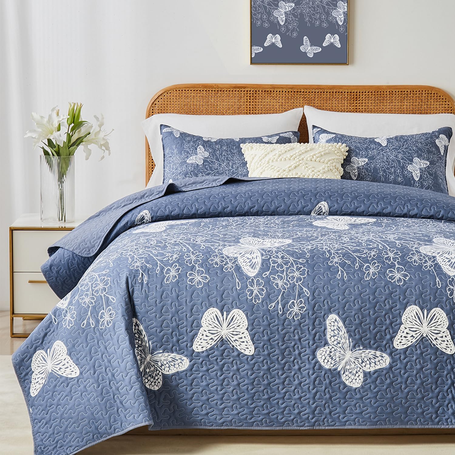 Yogeneg Full Queen Quilt Set with White Butterfly Pattern