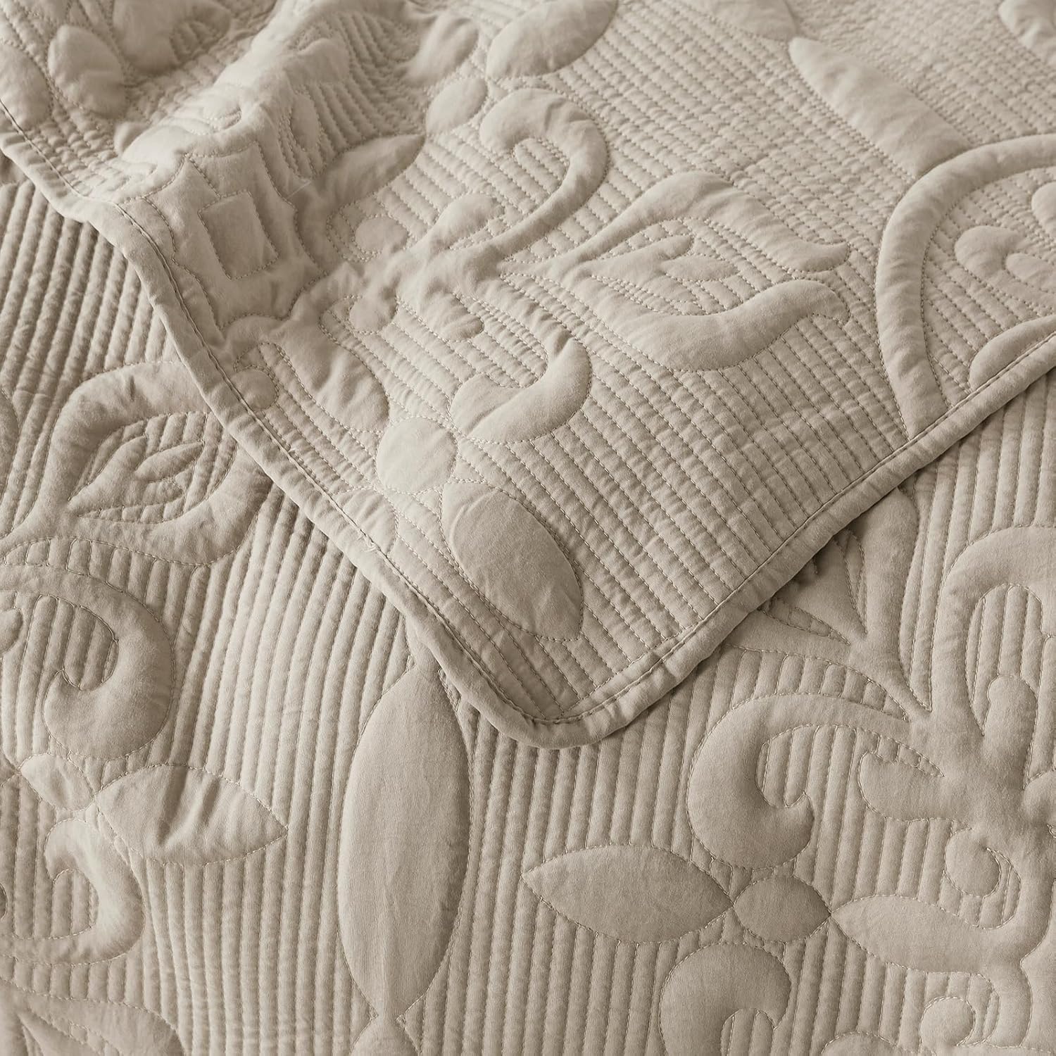 B2EVER Damask Quilt Cal King Set with 2 Pillow Shams