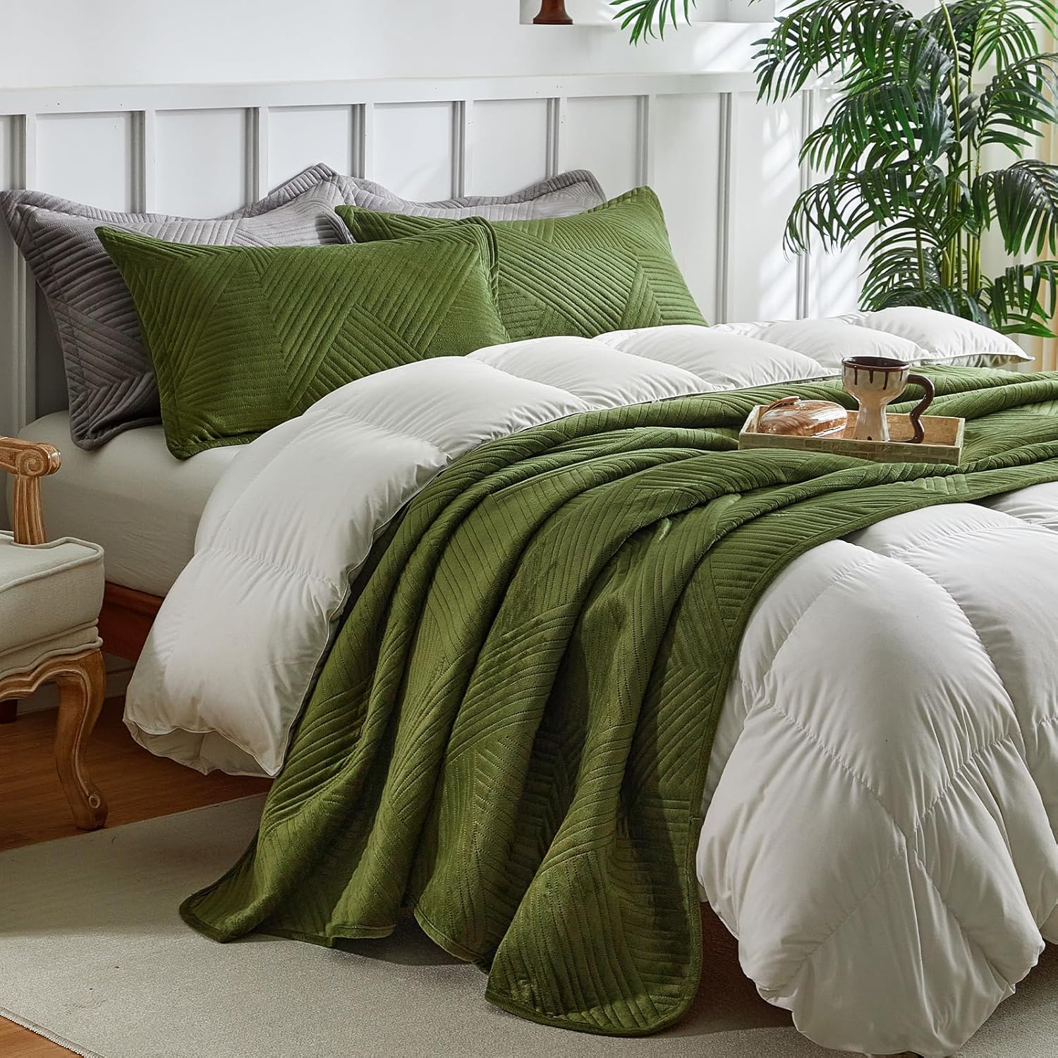WARMDERN Velvet Quilt Set King Size Green Geometric Striped Pattern