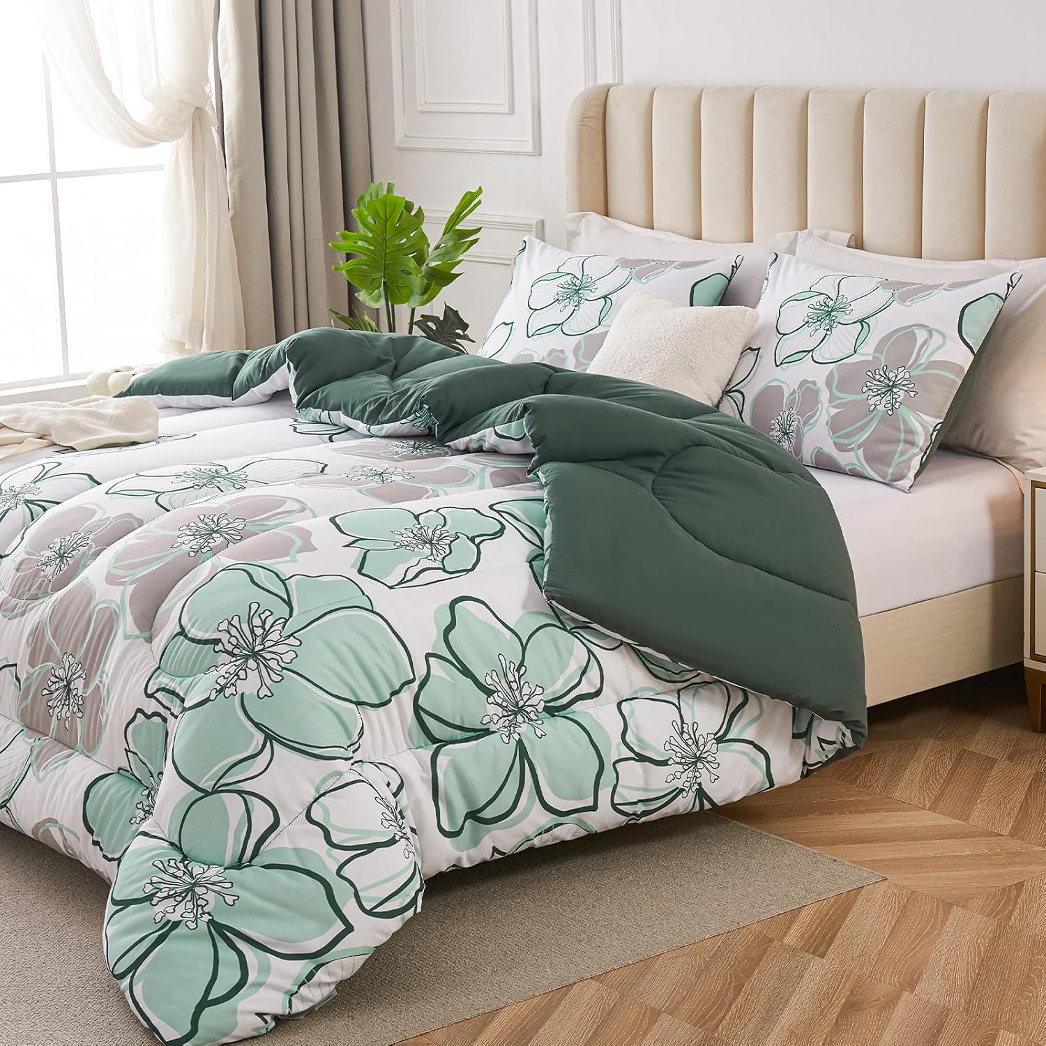 3 Piece Queen Comforter Set with Leaf Pattern 1