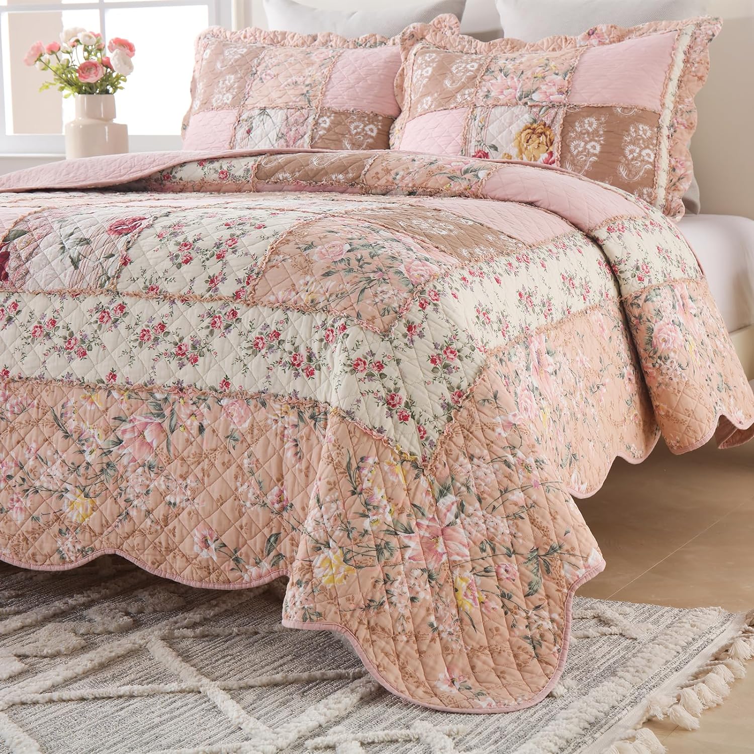 Yvooxny Queen Size Patchwork Floral Quilt Set