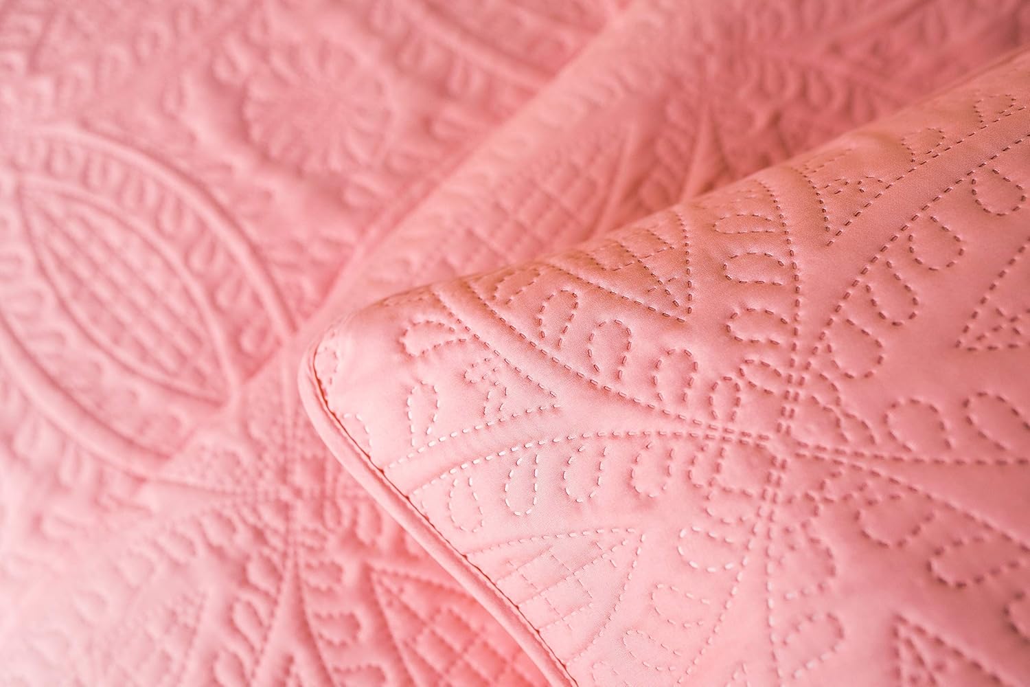 Mezzati Coral Rose Quilt Set - 2-Piece TwinTwinXL Bedspread