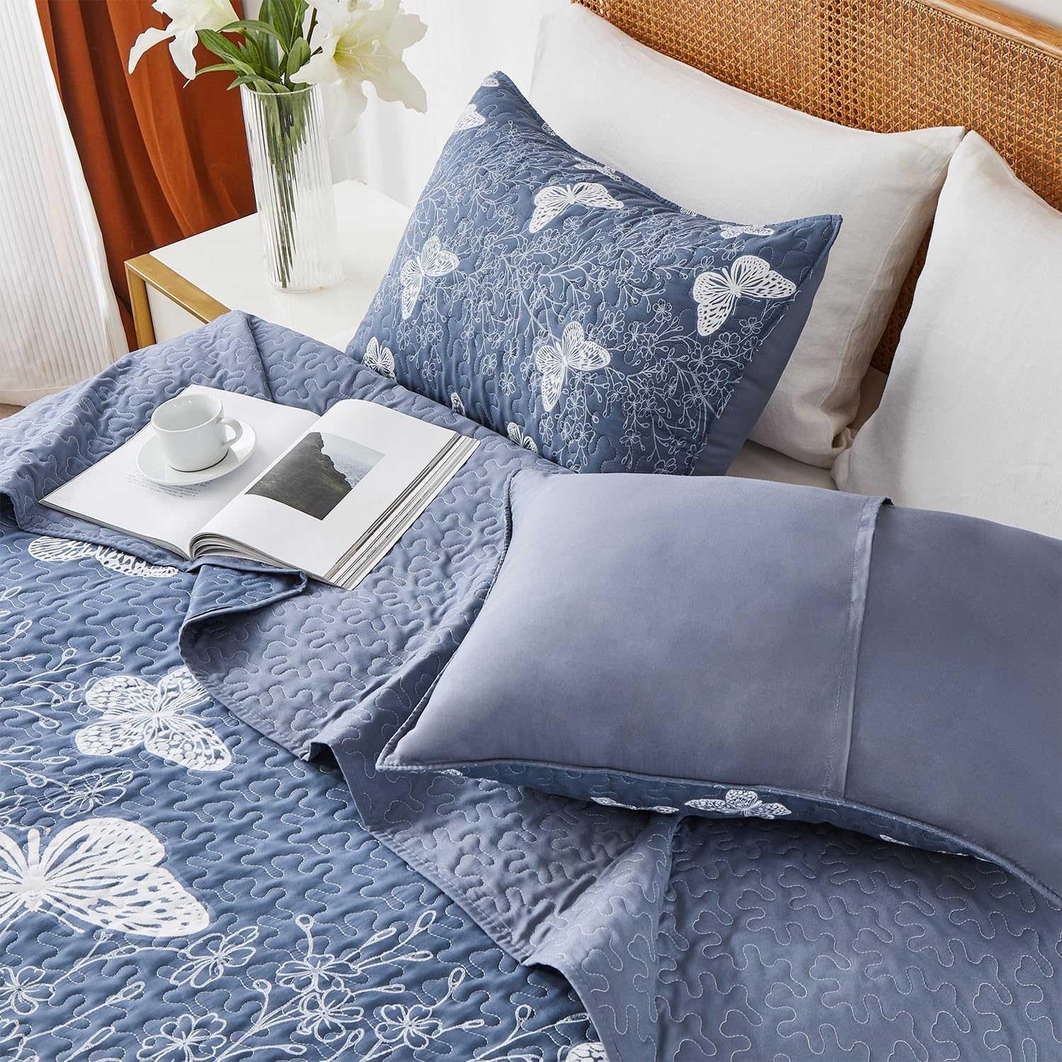 Yogeneg Full Queen Quilt Set with White Butterfly Pattern