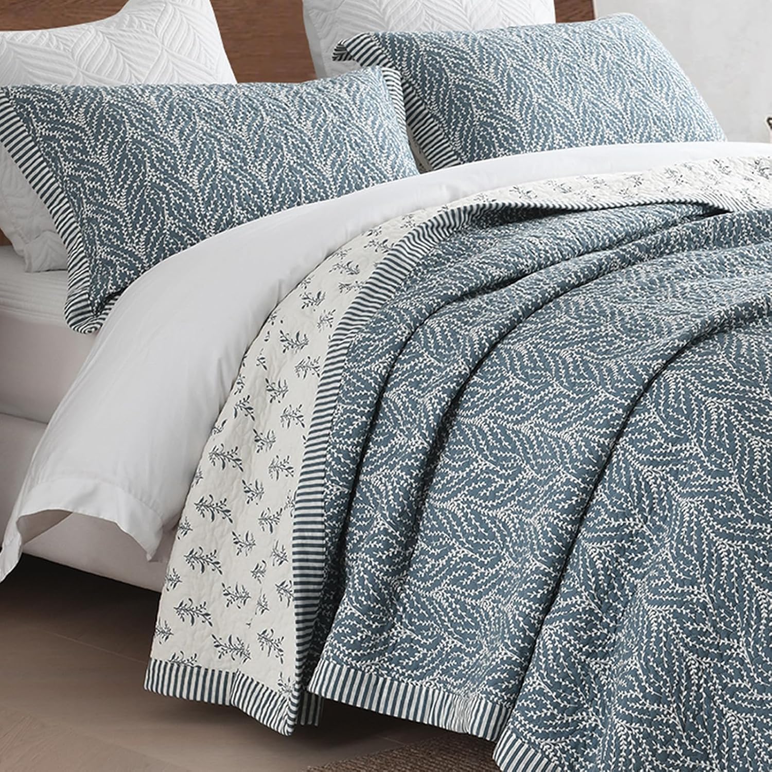 SahSahCasa King Quilt Set with Botanical Pattern