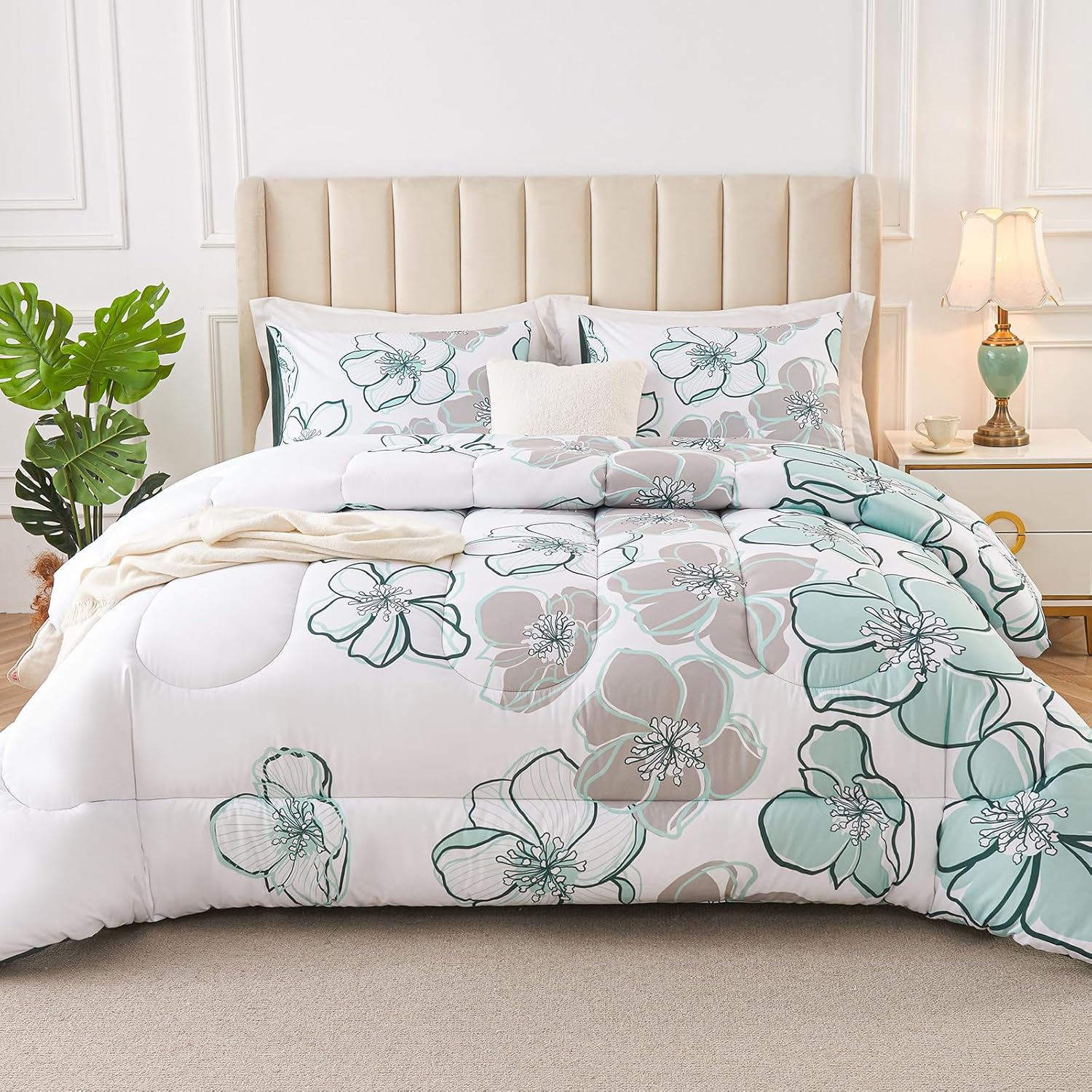 3 Piece Queen Comforter Set with Leaf Pattern 1