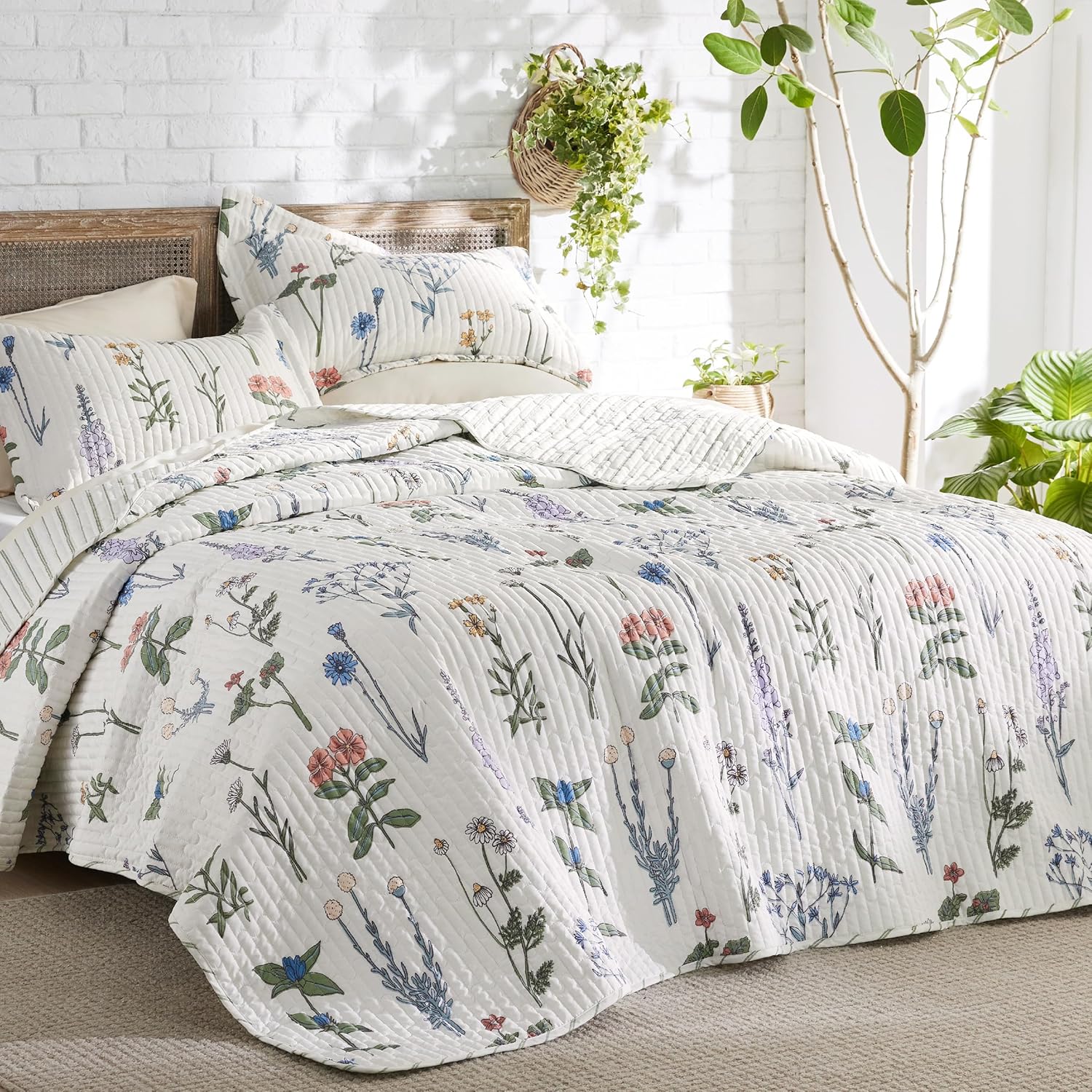 Bedsure Floral White Quilt Set Queen Size 3 Piece
