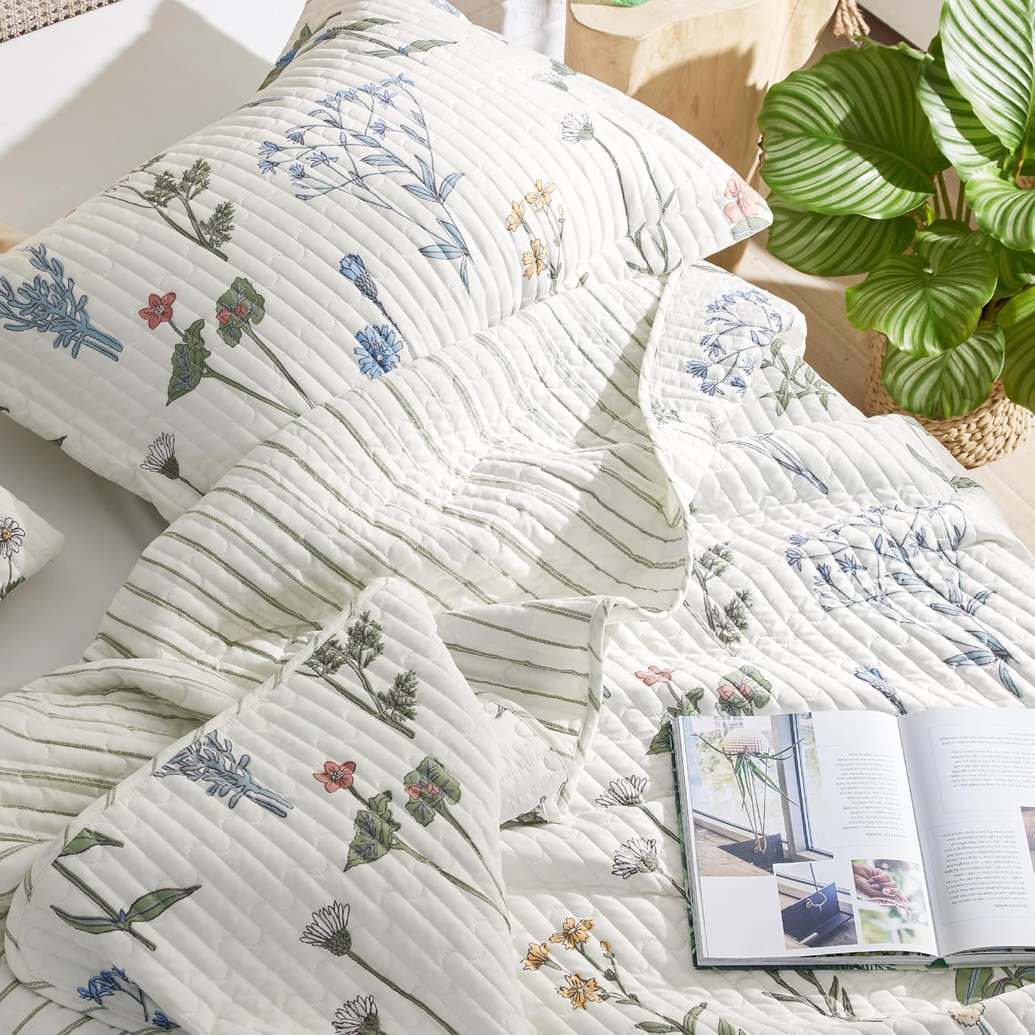 Bedsure Floral White Quilt Set Queen Size 3 Piece