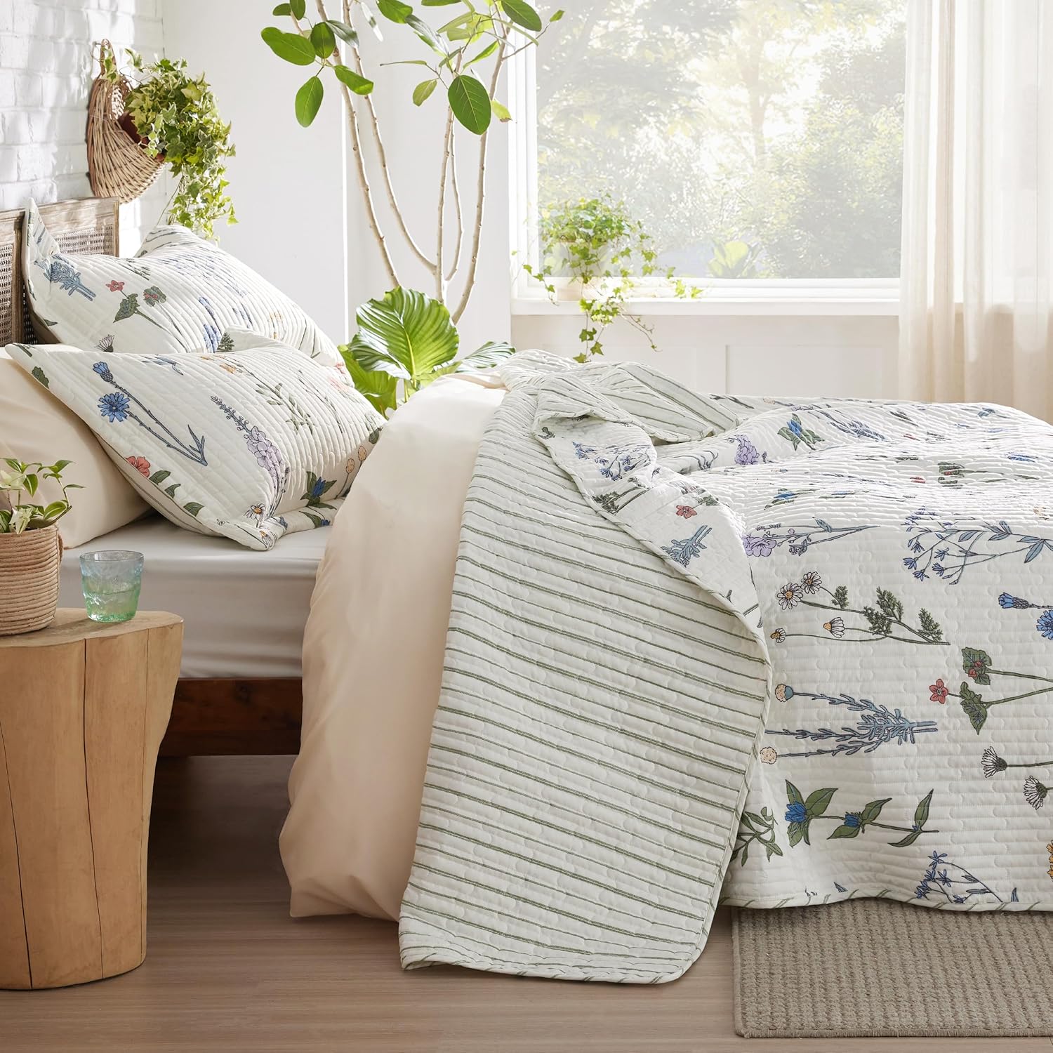 Bedsure Floral White Quilt Set Queen Size 3 Piece
