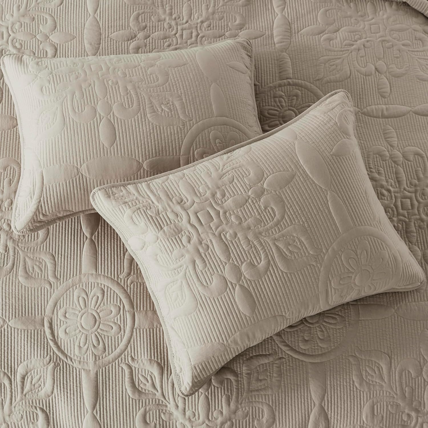 B2EVER Damask Quilt Cal King Set with 2 Pillow Shams
