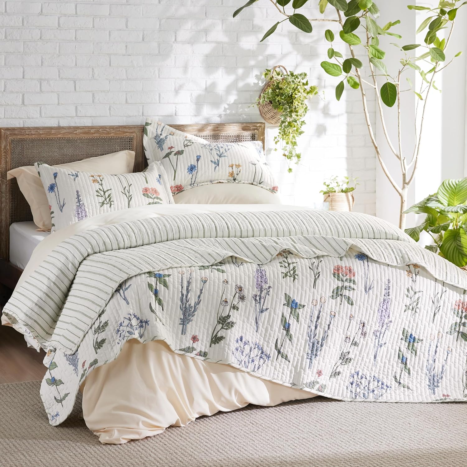 Bedsure Floral White Quilt Set Queen Size 3 Piece