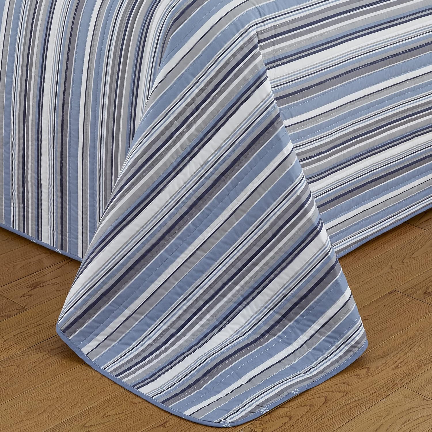 Market Place 3 Piece Reversible Quilt Set with Shams 1