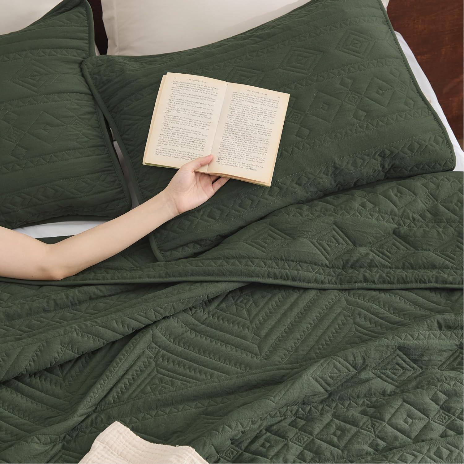 Bedsure Boho Quilt King Size - Olive Green Geometric